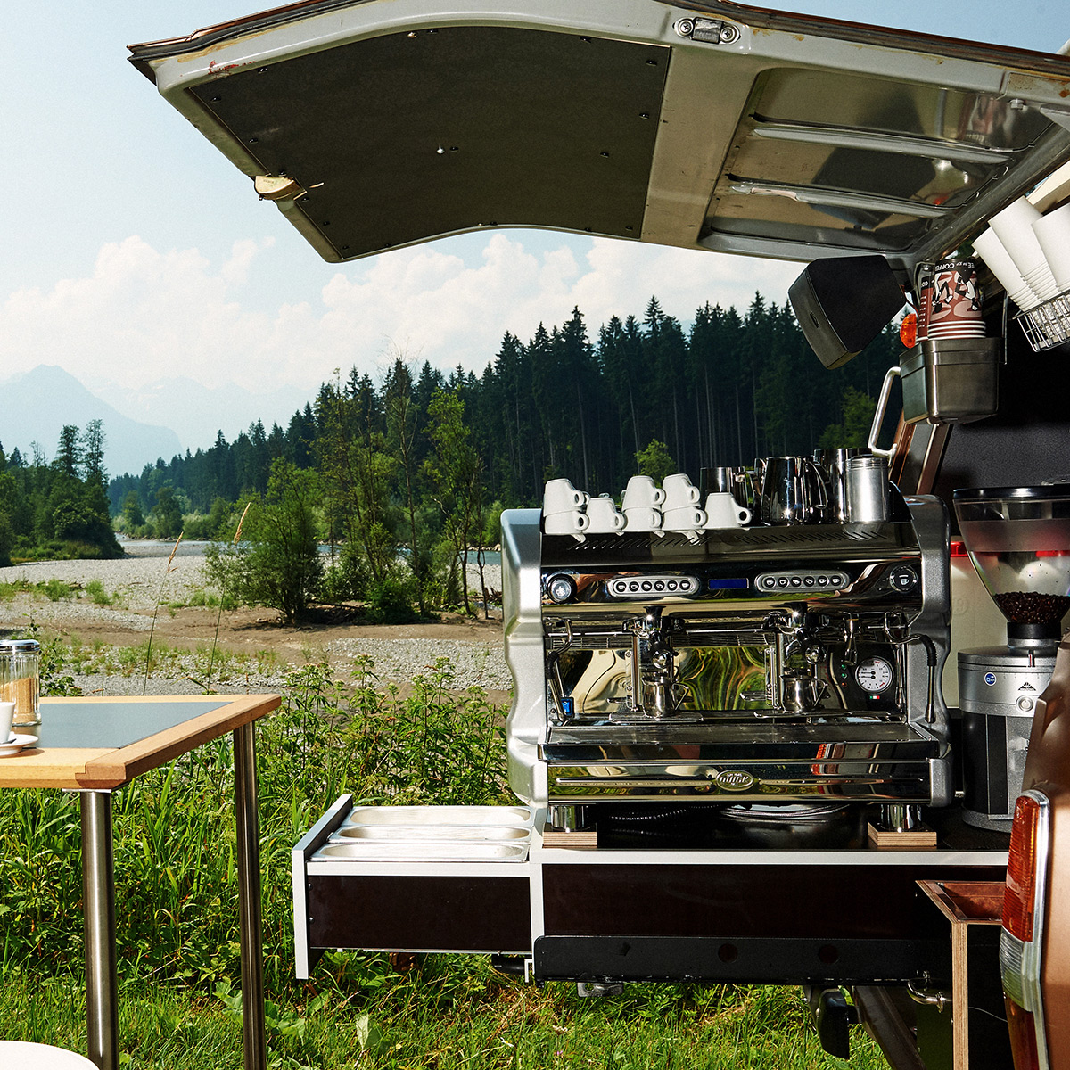 Das Kaffeemobil Allgäu ist mit einer italienischen Siebträgermaschine ausgestattet